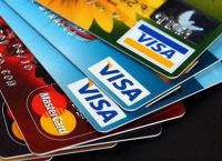 9.7亿张信用卡越来越内卷，为何银行还送礼物让客户继续办卡？